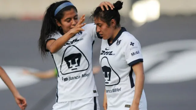 Jugadoras de Pumas Femenil en festejo