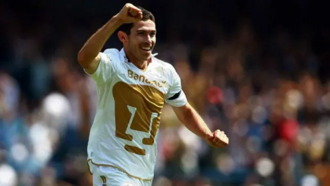 Israel Castro celebra una anotación con Pumas