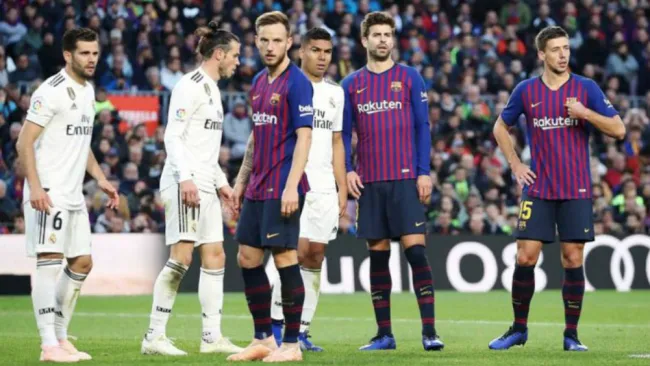 Jugadores del Barcelona y Real Madrid en el Clásico español
