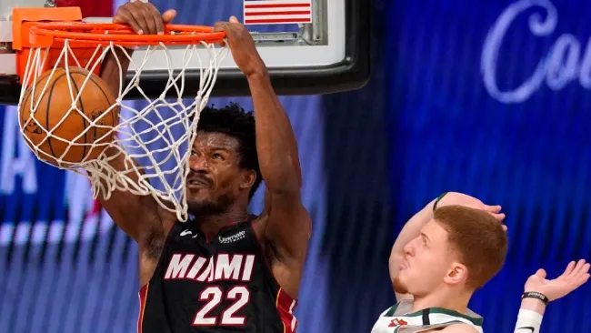 Butler clava el balón en el aro