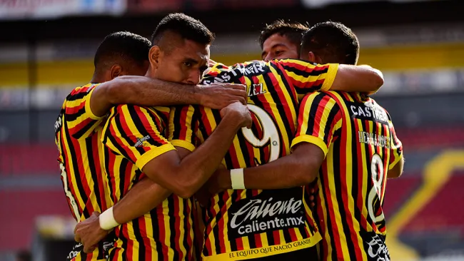 Jugadores de Leones Negros se abrazan tras un gol
