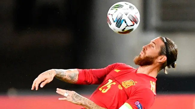 Sergio Ramos domina el balón