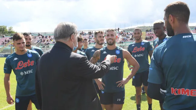 Cardenal con jugadores de Napoli