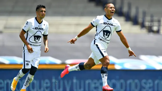 Jugadores de Pumas celebran un gol