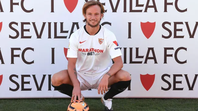 Ivan Rakitic posa con los colores del Sevilla en su presentación 