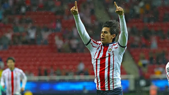 José Juan Macías celebrando una anotación con Chivas