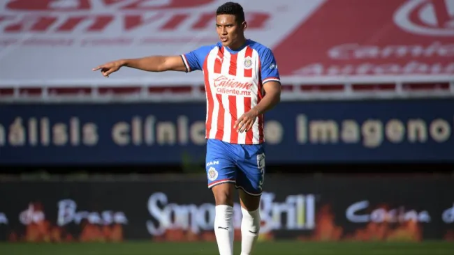 Tiba Sepúlveda en acción con Chivas