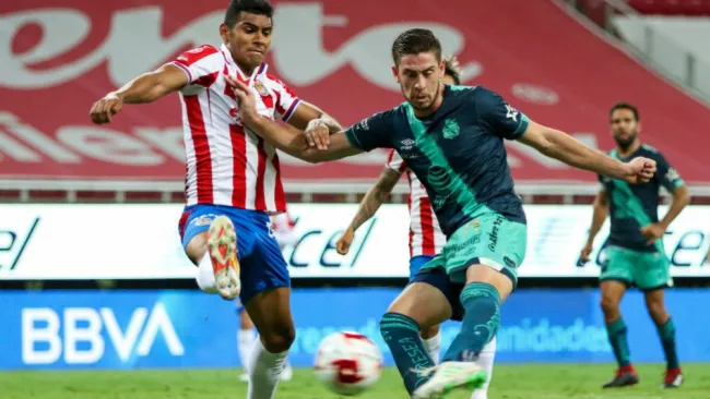 Santiago Ormeño en acción ante Chivas