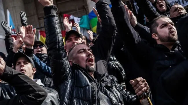 Ultras radicales se enfrentaron en las calles