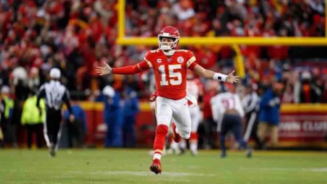 Mahomes corre en un juego de los Chiefs 