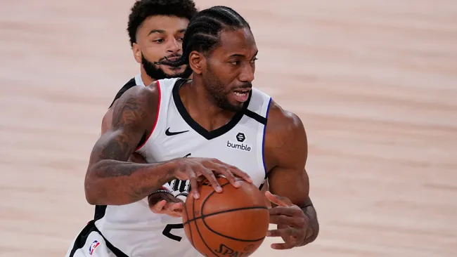 Kawhi Leonard conduce el balón ante los Nuggets