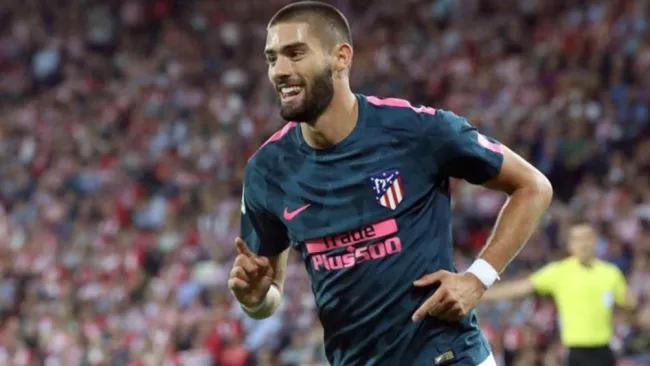 Yannick Carrasco durante un duelo con el Atlético de Madrid 