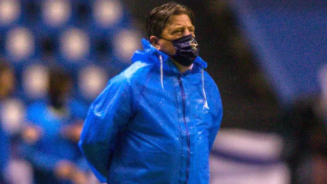 Piojo Herrera observa el juego contra Puebla