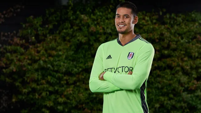  Alphonse Areola posa con los colores del Fulham 