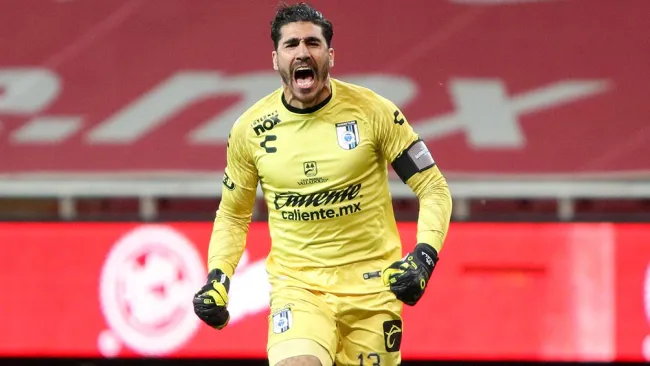 Gil Alcalá sobre penalti a favor de Chivas: 'Esto pasa por ser Gallos Blancos'