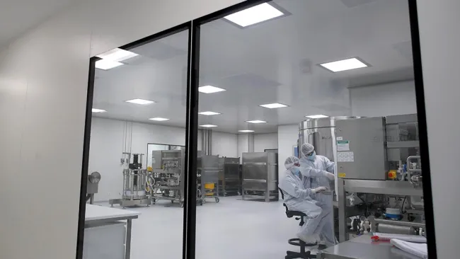 Covid-19: AstraZeneca suspendió pruebas de vacuna por posible efecto secundario