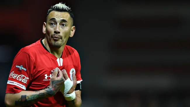 Rubens Sambueza se molesta tras una acción 