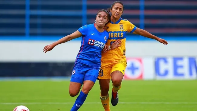 Daniela Monry y Sandra Mayor disputan un balón 