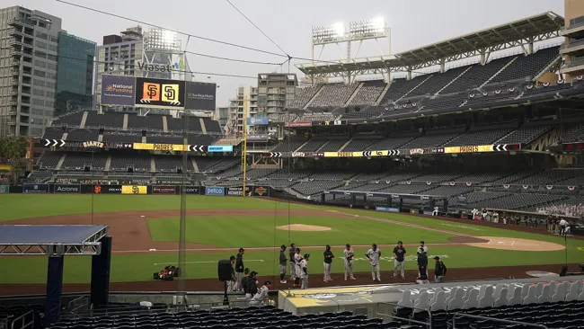 Los jugadores a un costado del campo