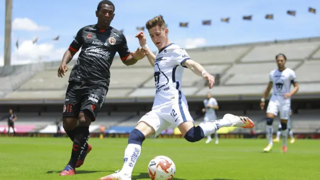 Facundo Waller en acción con Pumas