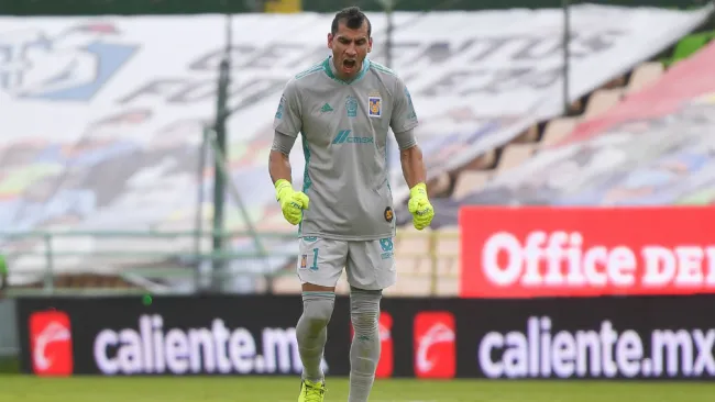 Nahuel Guzmán en partido con Tigres