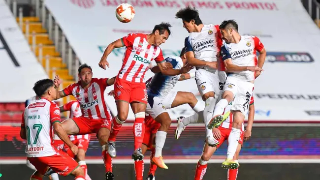 JJ Macías remata a puerta del Necaxa