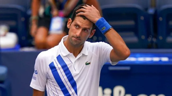 Novak Djokovic lamentando su descalificación