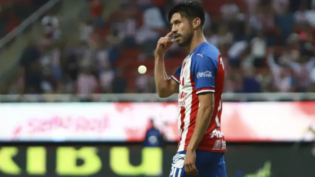 Oribe Peralta en acción con Chivas