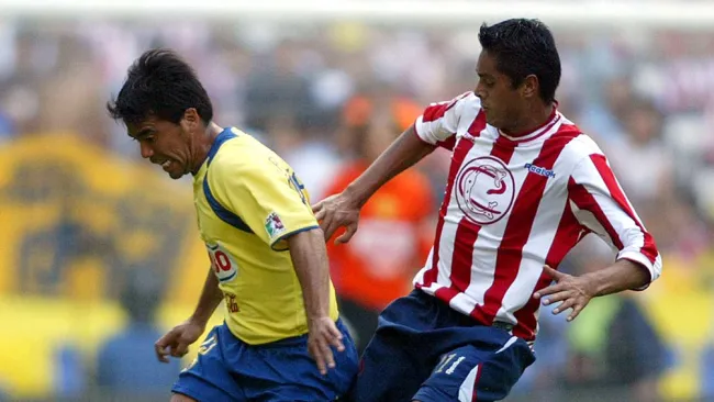 Pável Pardo en un partido contra Chivas