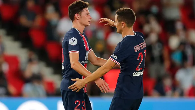 Draxler es felicitado tras anotar al Metz