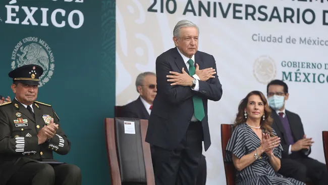 AMLO durante el desfile miliar 