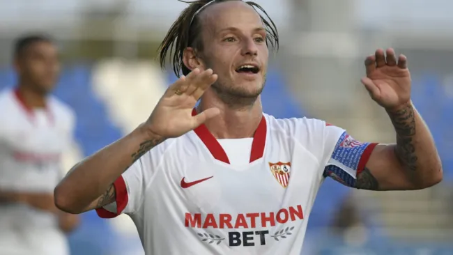 Rakitic celebra una anotación con el Sevilla 