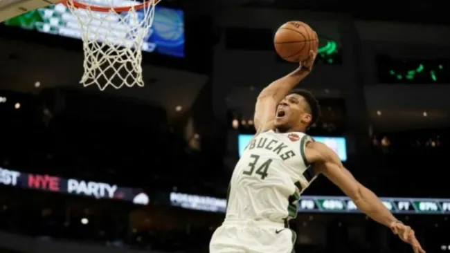 Giannis Antetokounmpo en acción con Bucks