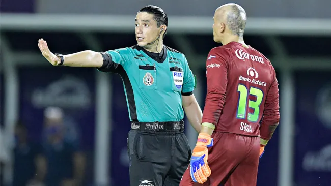 Óscar Macías y Sosa discuten tras polémico penalti 