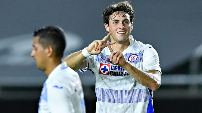 Santiago Giménez festeja su gol contra Mazatlán 