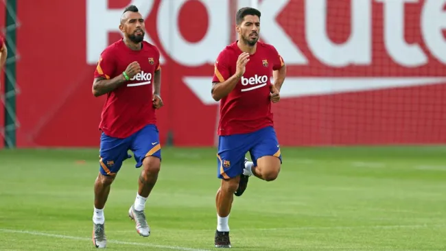 Arturo Vidal y Luis Suárez en un entrenamiento con el Barcelona 