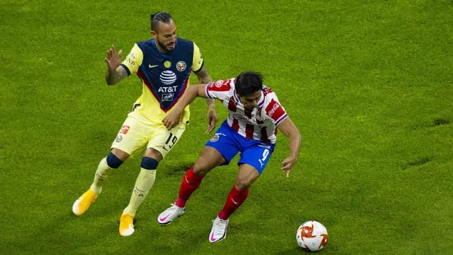 Emanuel Aguilera y JJ Macías disputan el balón