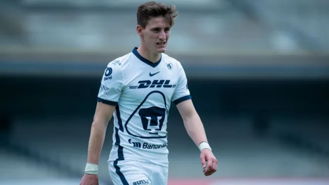 Facundo Waller en acción con Pumas