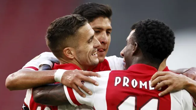 Ajax goleó 3-0 al Waalwijk en la Eredivisie