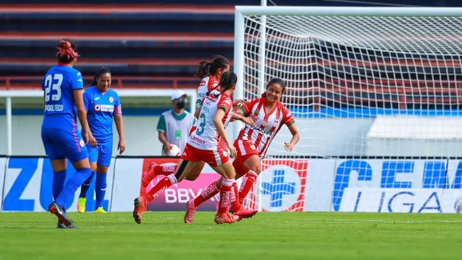 Jugadoras del Necaxa celebran gol ante Cruz Azul
