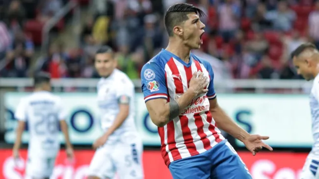 Alan Pulido en su paso por Chivas