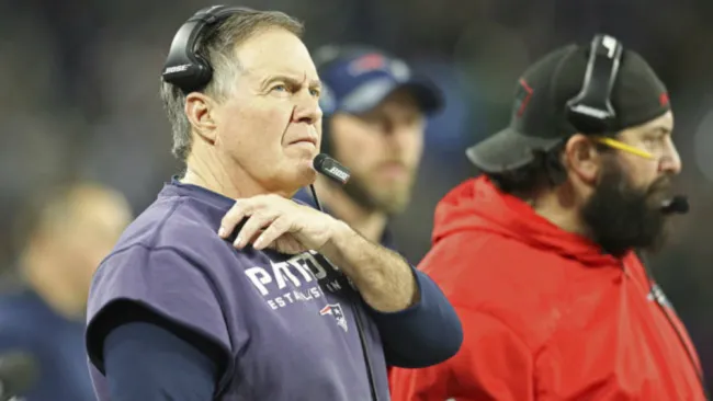 Bill Belichick causó polémica al aparecer con una sudadera desgastada