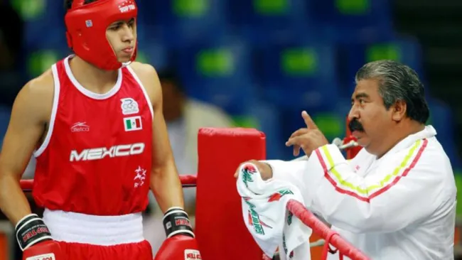 Bonilla da indicaciones en un combate