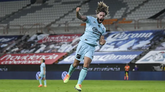 César Huerta festeja un gol con Mazatlán 