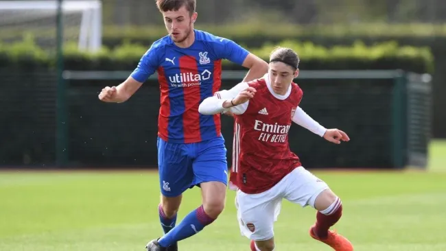 Marcelo Flores en el partido del Arsenal 