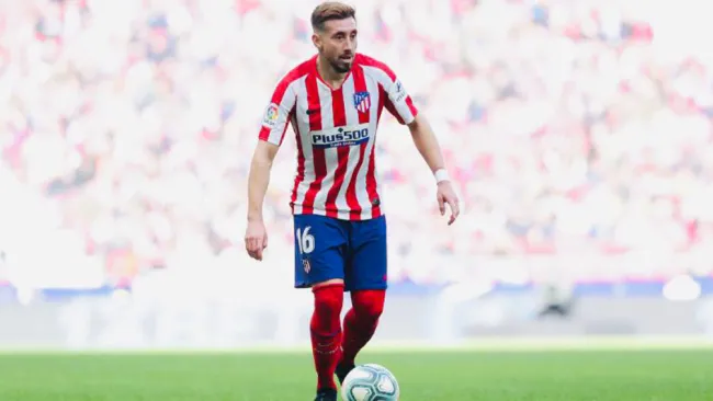 Héctor Herrera durante un duelo con el Atlético de Madrid 