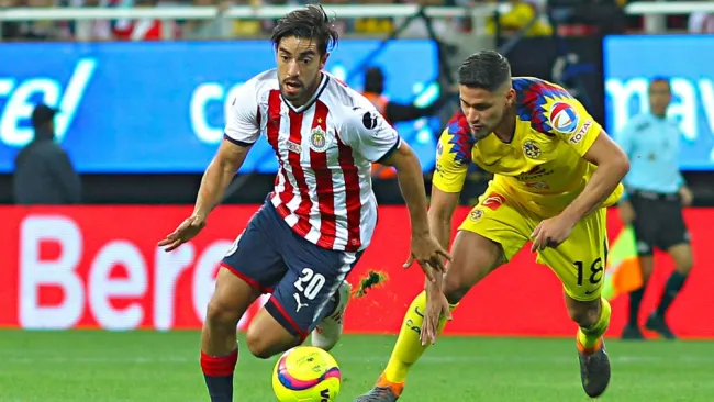 Rodolfo Pizarro en un Clásico Nacional
