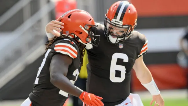 El quarterback de Cleveland Browns Baker Mayfield (6) y Kareem Hunt
