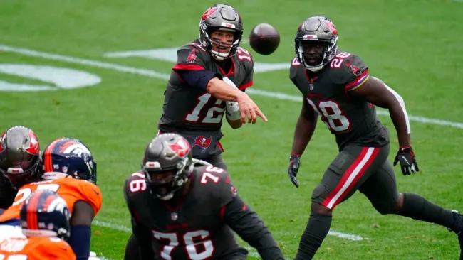 Tom Brady en partido vs Broncos