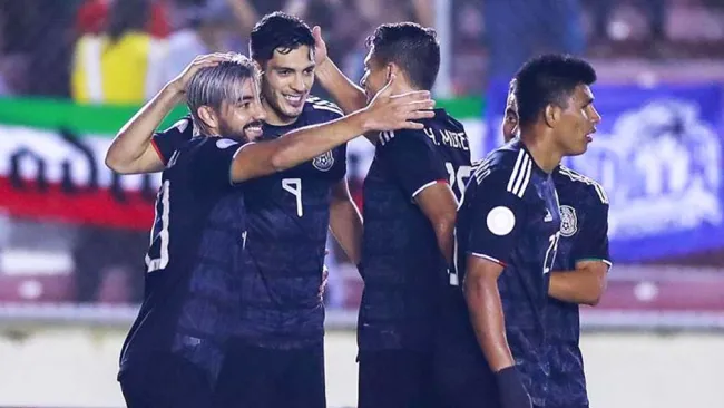 Jugadores de la Selección Mexicana celebran un gol